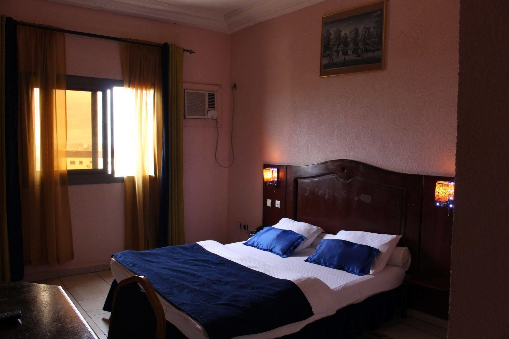 Prestige Hotel Яунде Экстерьер фото